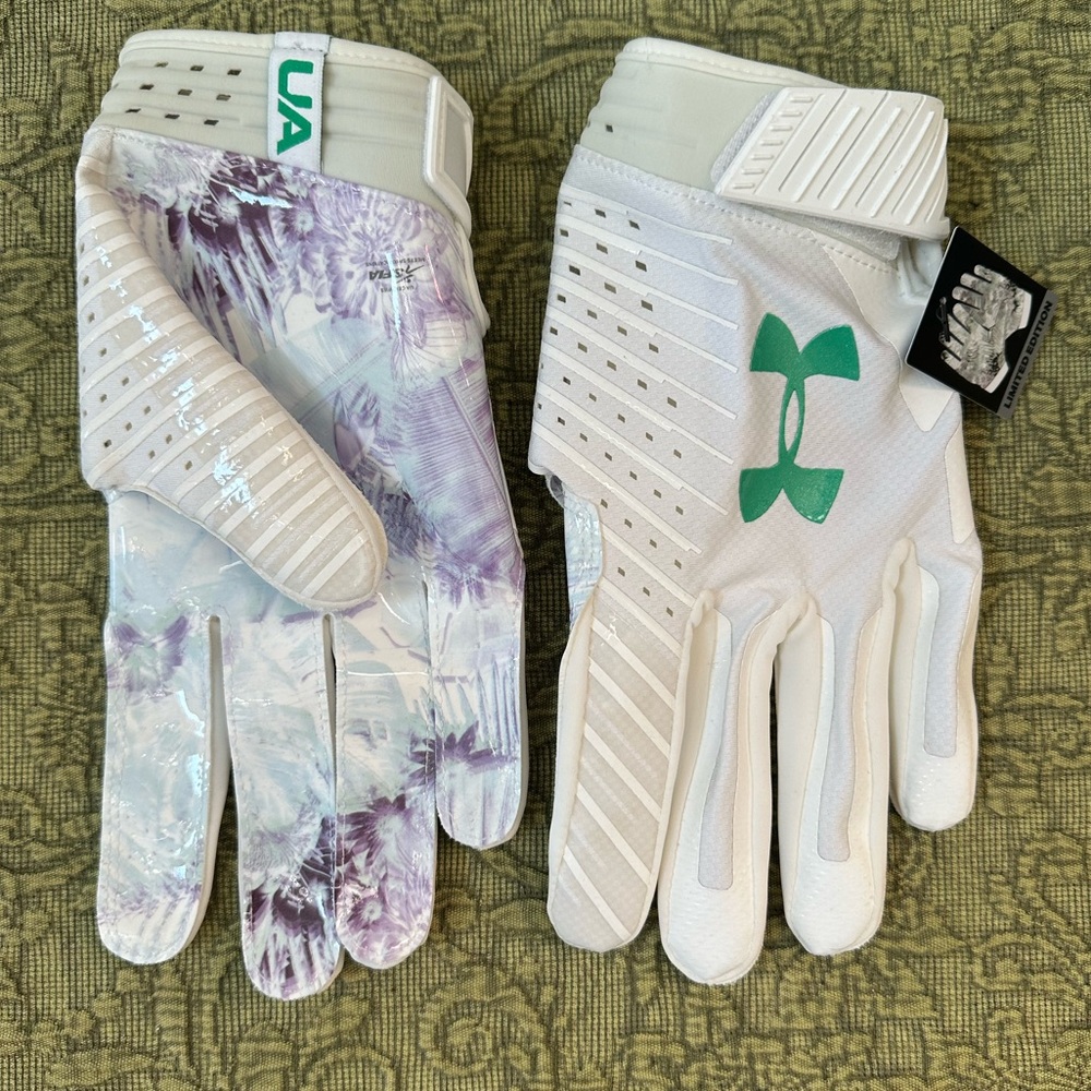UNDER ARMOUR size XL Spotlight Limited Edition Football Gloves White Jade